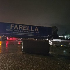 Camion contro rotonda