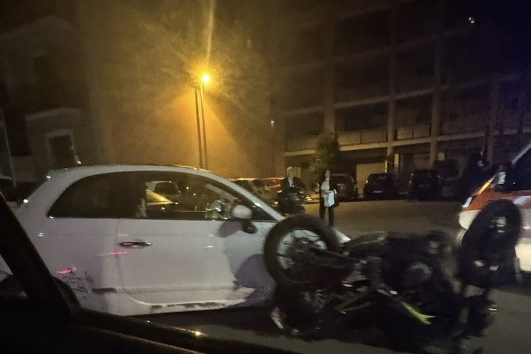 Brutto incidente in via Corsica a Canosa: auto impatta contro una moto