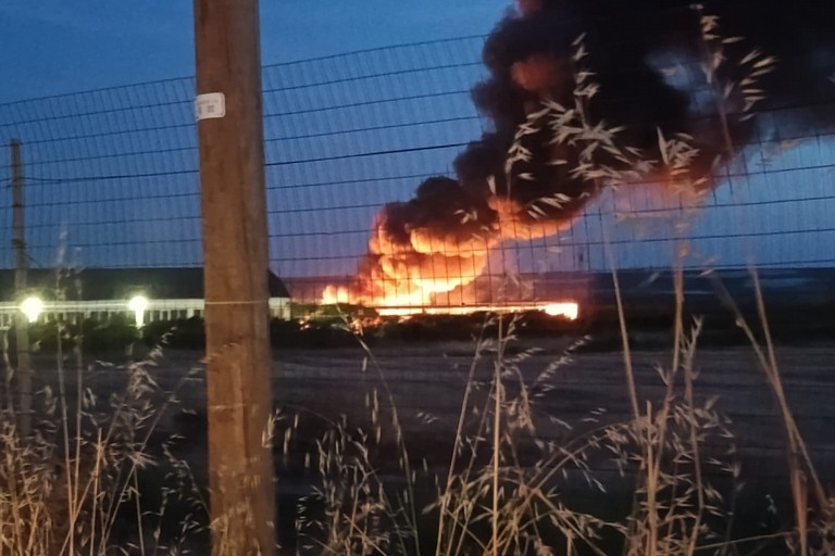 Incendio all’alba nella Zona Industriale a Canosa di Puglia