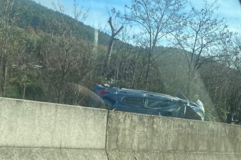 Auto ribaltata sulla R