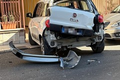Incidente in via Carlo Goldoni: Mercedes urta Fiat 500. Illesa una donna incinta