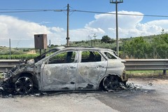 Auto in marcia prende fuoco SS93 Canosa-Barletta: conducente si salva dalla fiamme