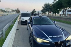 Corsa sospetta sulla 231: fermati due furgoni carichi di pezzi d'auto