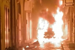 Auto in fiamme nella notte a Canosa in via Flavio Gioia
