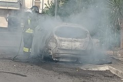 Auto in fiamme in via delle Betulle a Canosa