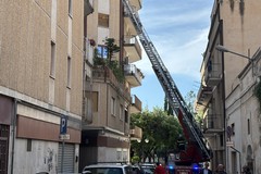 Architrave pericolante in via Giotto, intervengono i Vigili del Fuoco