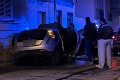 Auto in fiamme questa notte in via Lecce, nei pressi della Scuola “Mazzini”