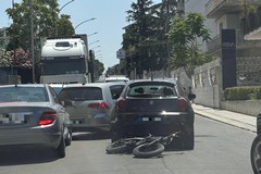Incidente in via Corsica: coinvolte due auto, un camion ed una bici elettrica. Nessun ferito