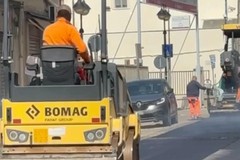 Proseguono a Canosa i lavori di manutenzione straordinaria di marciapiedi, strade e caditoie