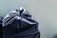 Deposita rifiuti su strada, la Polizia Locale lo identifica: 1000 euro di sanzione e fermo del veicolo