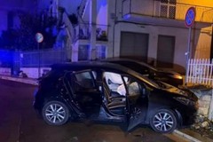 Incidente in via Carlo Goldoni a Canosa: auto finisce contro muretto
