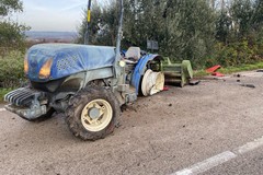 Incidente sulla SS93 Canosa-Loconia: coinvolti un'auto e un trattore - FOTO