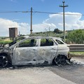 Auto in marcia prende fuoco SS93 Canosa-Barletta: conducente si salva dalla fiamme