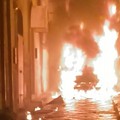 Auto in fiamme nella notte a Canosa in via Flavio Gioia