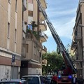 Architrave pericolante in via Giotto, intervengono i Vigili del Fuoco