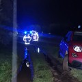 Cittadina con l’auto in panne bloccata dal fango, provvidenziale l’intervento della Polizia Locale