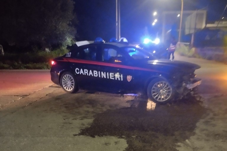 Gazzella dei Carabinieri esce fuori strada sulla ex SP231 Andria-Canosa