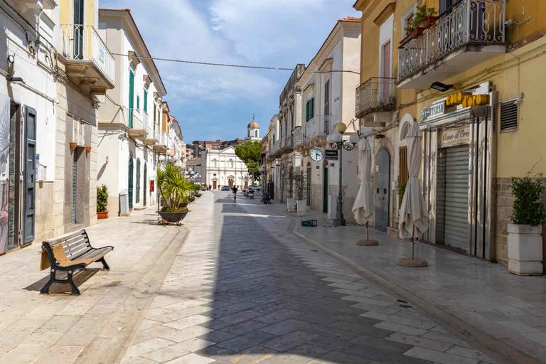 Gira armato con il coltello in corso San Sabino, interviene la Vegapol