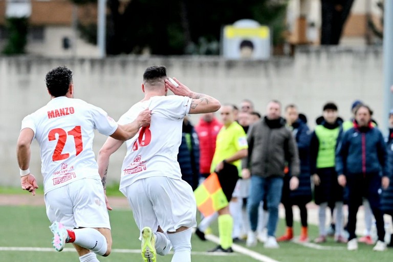 Il Canosa prova a credere nei play-off. Di Piazza e Castro regolano l'UC Bisceglie 2-0