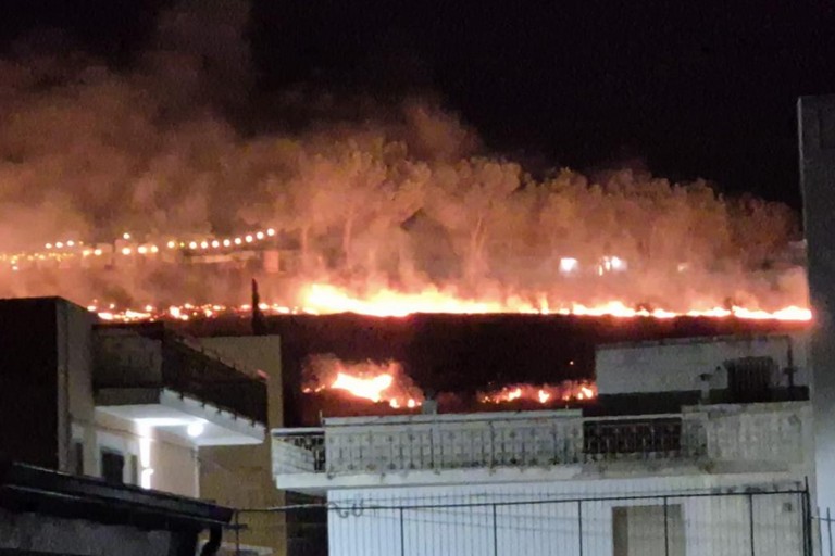 Vasto Incendio sulla collina di via Corsica nel giorno di Ferragosto