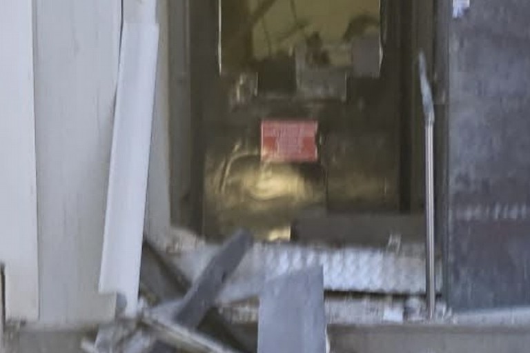 Paura a Canosa: malviventi fanno esplodere il bancomat della Banca Credem in via Kennedy