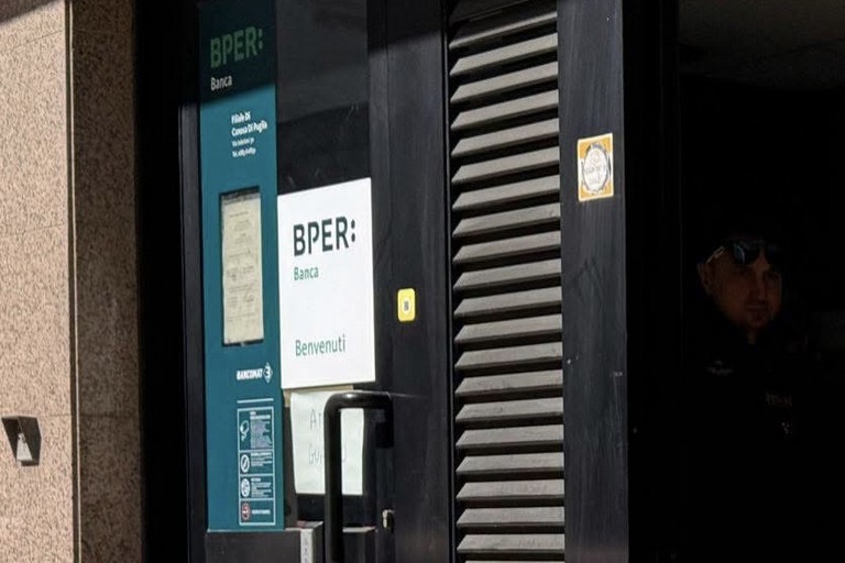 Assalto nella notte alla Banca BPER di Canosa: ladri in fuga senza riuscire a mette a segno il colpo