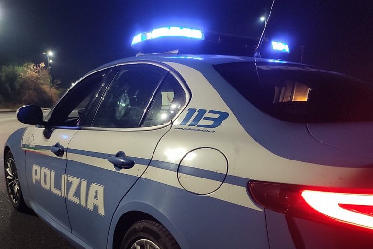 Fugge all’alt della Polizia. Ne scaturisce un inseguimento per le vie cittadine: un arresto