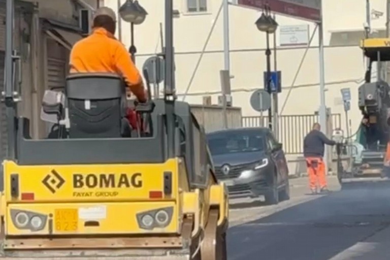 Proseguono a Canosa i lavori di manutenzione straordinaria di marciapiedi, strade e caditoie
