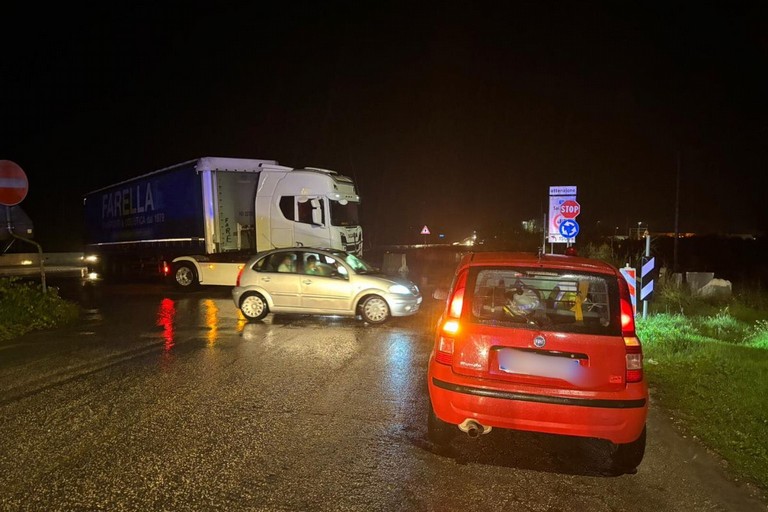 Incidente sulla SP2 Canosa-Cerignola: camion contro una rotonda