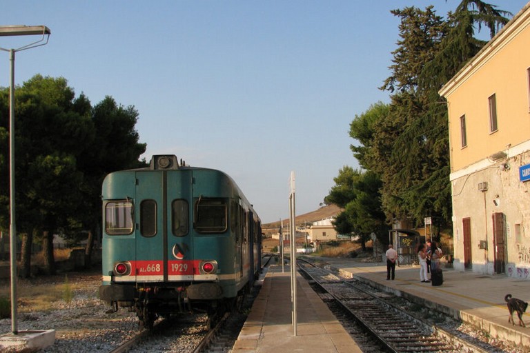 Stazione di Canosa chiusa da anni, pendolare chiama in causa Regione e RFI. Lanciata petizione online