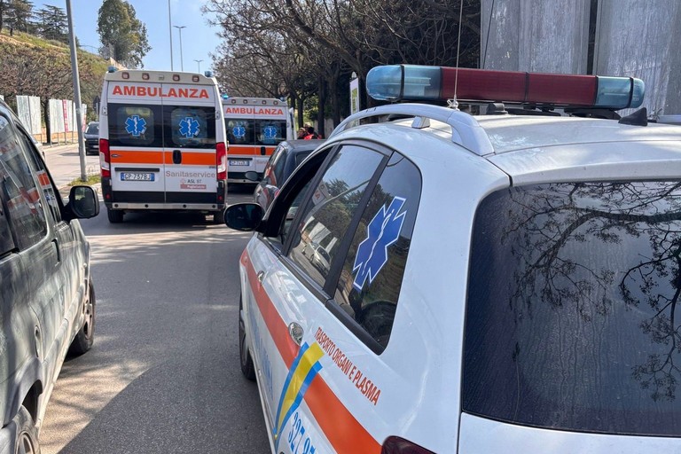 Ragazzo in preda a crisi epilettiche soccorso da 118 e Misericordia Canosa in via Falcone
