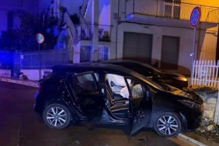 Incidente in via Carlo Goldoni a Canosa: auto finisce contro muretto