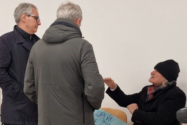 Incatenato al PPA di Canosa, il sindaco Malcangio incontra il cittadino in protesta