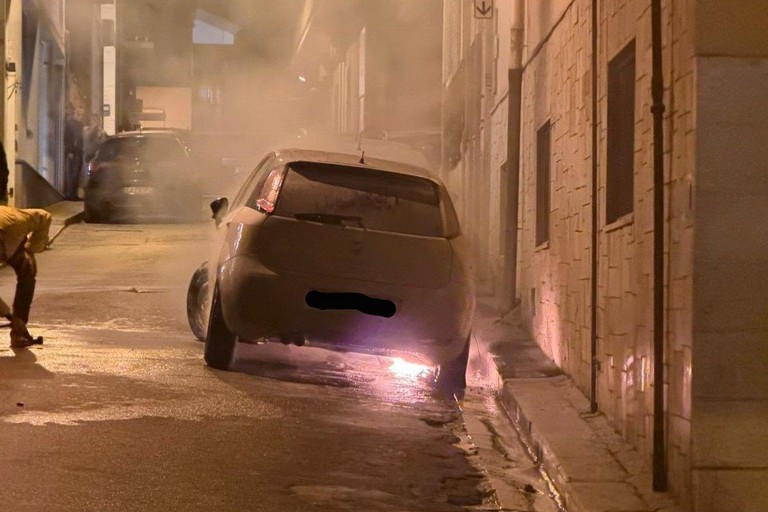 Auto in fiamme a Canosa in via Benedetto Brin