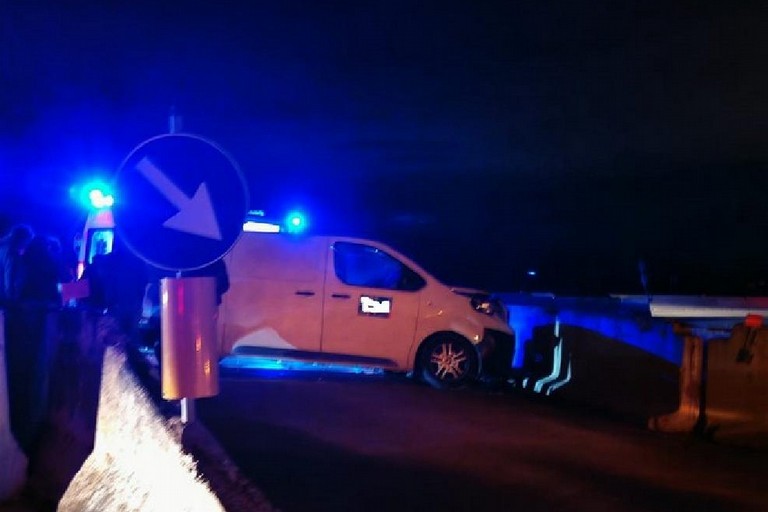 Incidente sulla SP2 Andria-Canosa: furgone sbanda e finisce contro la rotatoria di Montegrosso