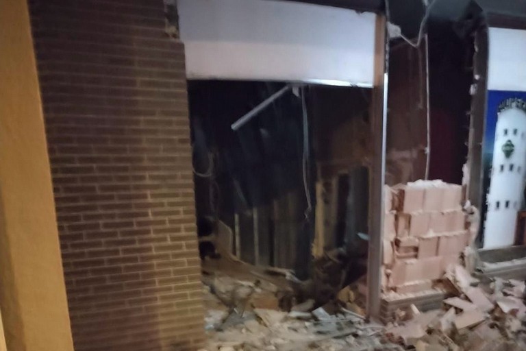 Assalto al bancomat, la testimonianza di un residente: «Visti malviventi in fuga, forte boato»