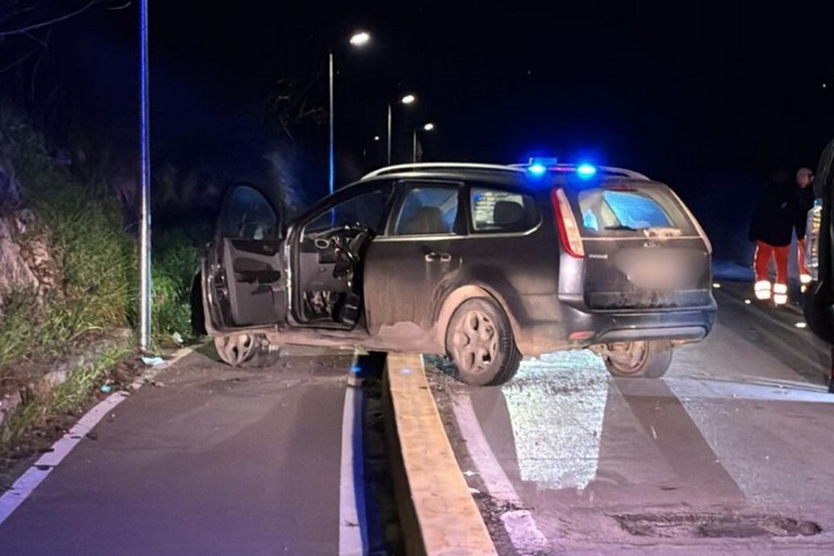 Incidente a Canosa in via Vecchia della Stazione: un'auto fuori strada