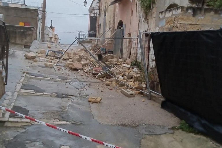 Maltempo a Canosa: cedono murature in via Milano