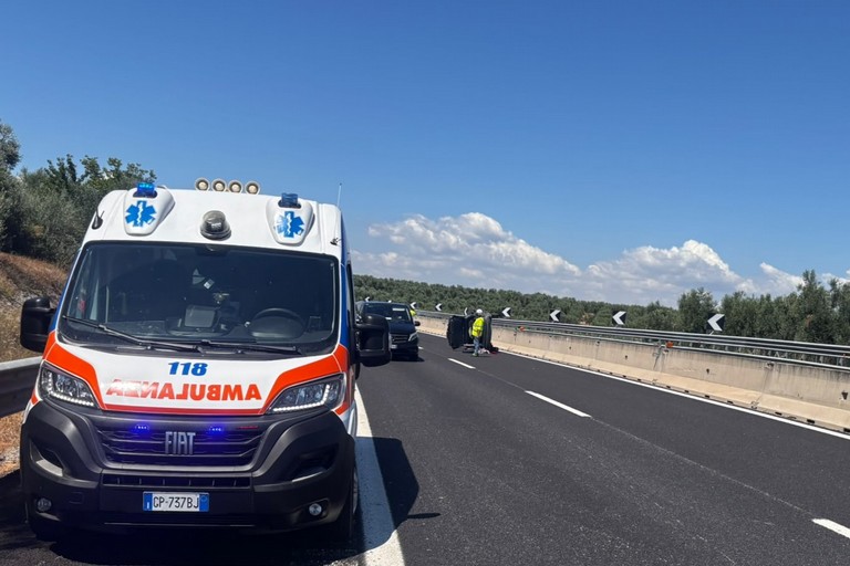 ncidente sull'A14 tra Canosa e Andria: auto si ribalta su un fianco, un ferito